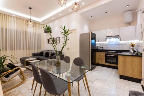 una cucina e un soggiorno con tavolo in vetro di Airport Apartment Suite Casablanca FREE WIFI Modern Confort Calme a Derroua