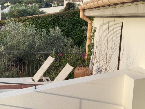 2 sedie bianche sedute su un balcone di Casa Margot2 a Cadaqués