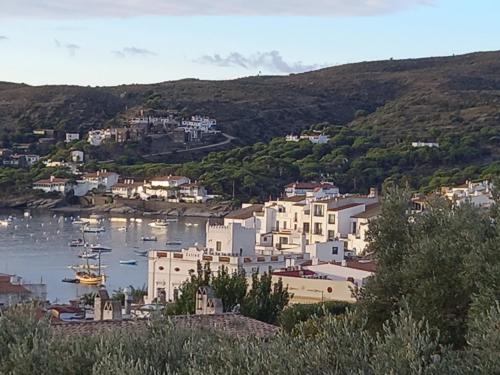 vista su una città con barche in acqua di Casa Margot2 a Cadaqués