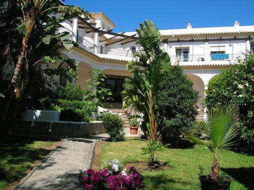 Un jardín fuera de Hostal Los Pinos