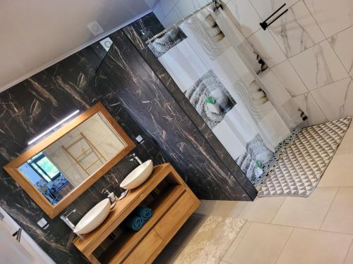 uma vista superior de uma casa de banho com 2 lavatórios e um espelho em Le Refuge d'Heva em Salazie