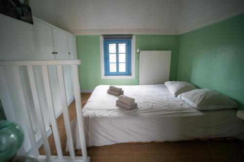 a bedroom with a bed with two towels on it at Stuart in Dinard