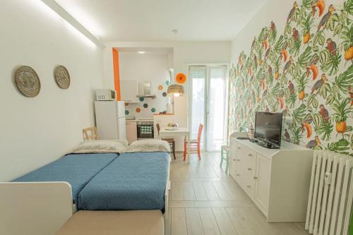 een slaapkamer met een bed en een bureau met een computer bij [Stellantis-Alpitour] Casa Tucano in Turijn