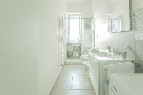 een witte badkamer met een wastafel en een toilet bij [Stellantis-Alpitour] Casa Tucano in Turijn