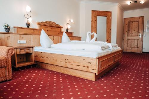 Postel nebo postele na pokoji v ubytování POST POST Hotel - Alpine Boutique Hotel & Spa