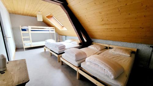Habitación con 3 camas en una habitación con: en ECOLE de BELMONT, en Le Haut-du-Them