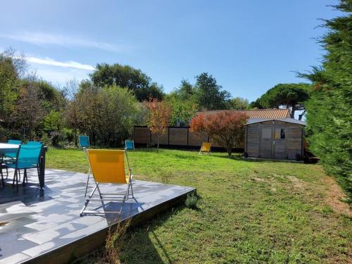 un patio con tavolo e sedie in un cortile di 003 QUIN - Maison du Maine a Grand-Village-Plage