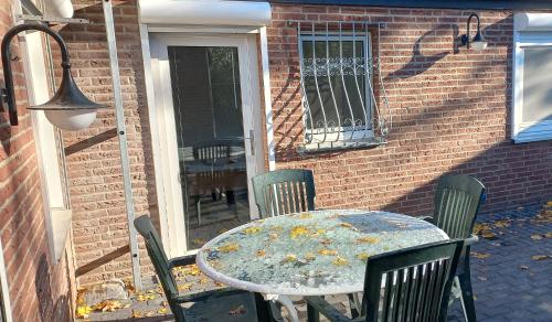 ein Tisch und Stühle auf einer Terrasse in der Unterkunft Hanover Fair Rooms in Hannover