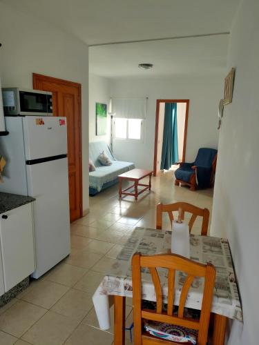 プエルト・デル・ロサリオにあるApartamento Céntrico Puerto Del Rosarioのキッチン、リビングルーム(テーブル、冷蔵庫付)