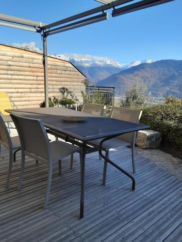 einen Tisch und Stühle auf einer Terrasse mit Aussicht in der Unterkunft Gite de la tour in Plancherine
