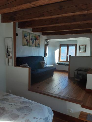ein Wohnzimmer mit einem Sofa und einem Fenster in der Unterkunft Gite de la tour in Plancherine