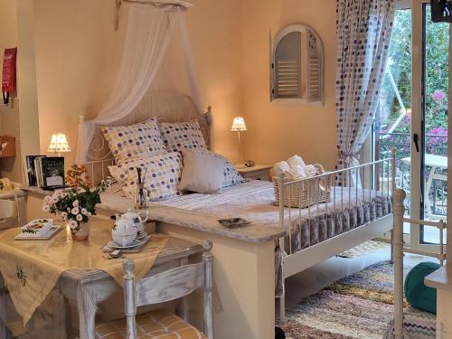 - une chambre avec un lit, une table et une table dans l'établissement Yiannas Studio, à Gaios