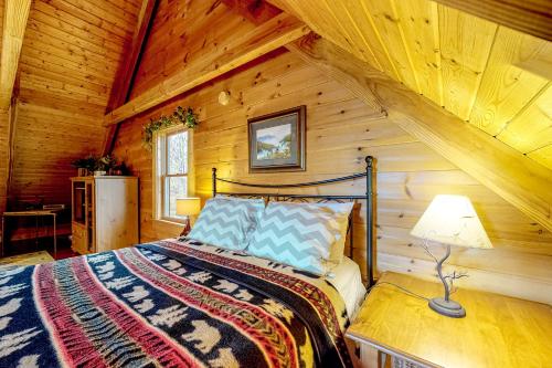 - une chambre avec un lit dans une cabane en bois dans l'établissement Lazy Bear Lodge, à Sevierville