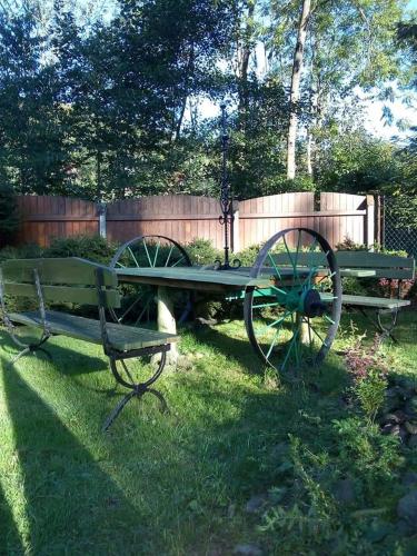 a picnic table andokedoked wheels in a yard at Pod Magnolią in Targanice