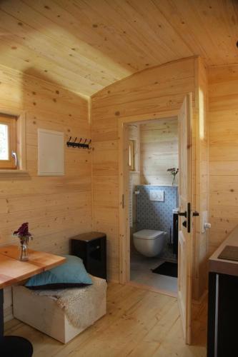 a wooden cabin with a bathroom with a tub at Tinyhaus auf dem Schacherbauerhof in Mehring