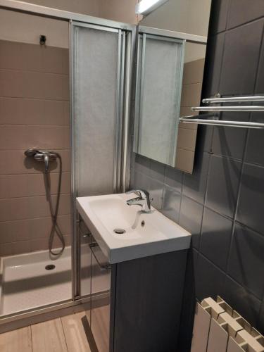 bagno con lavandino e doccia di Cottage les Verveines de Vaison a Vaison-la-Romaine