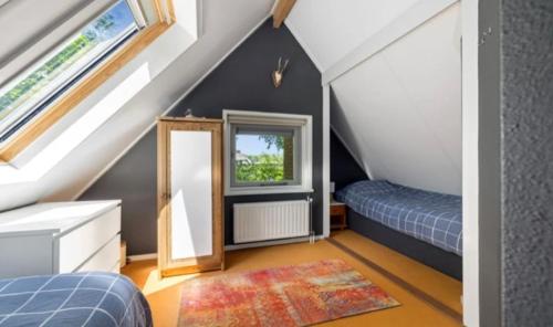 Dormitorio en el ático con espejo y cama en Boshuisje, en Olst