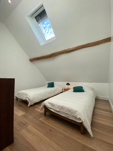 Ένα ή περισσότερα κρεβάτια σε δωμάτιο στο Petite Maison Rustique Pleine de Caractère