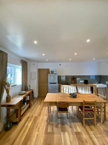 une cuisine avec une table en bois et une salle à manger dans l'établissement Maison calme et chaleureuse à la campagne, à Pont-sur-Seine