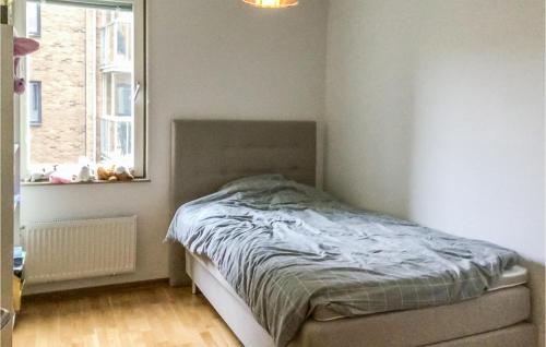 - une chambre avec un lit dans une pièce dotée d'une fenêtre dans l'établissement 3 Bedroom Nice Apartment In Vsters, à Västerås