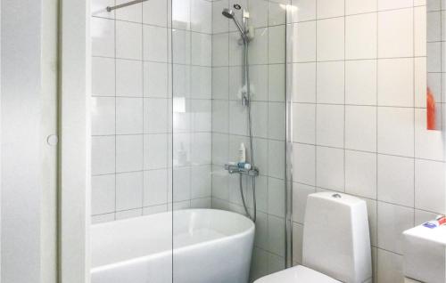 uma casa de banho com um chuveiro, um WC e um lavatório. em 3 Bedroom Nice Apartment In Vsters em Västerås