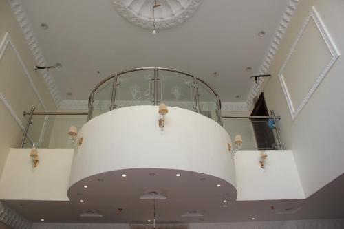 una gran lámpara de araña blanca colgando del techo en التميز الراقي - الفيصلية en Yeda