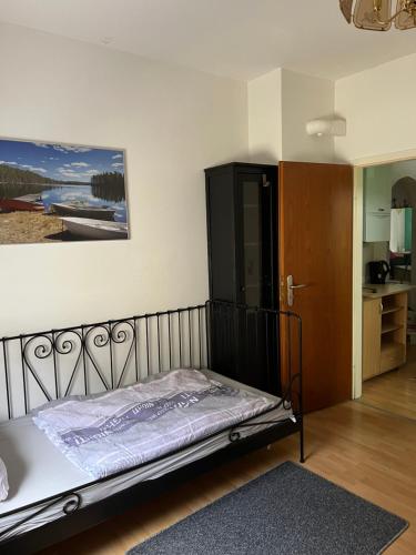 ein Schlafzimmer mit einem Bett und einem Schrank in einem Zimmer in der Unterkunft Rubys1 in Frankfurt am Main