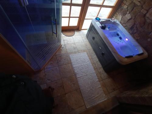 Agriturismo Podere Biancospino piscina privataにあるバスルーム