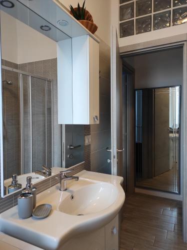 baño con lavabo y espejo grande en Marolù Casa Vacanze en Vietri