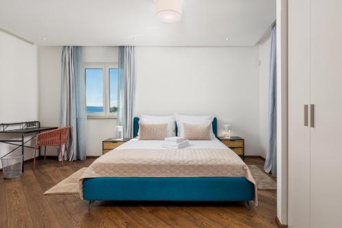 Ένα ή περισσότερα κρεβάτια σε δωμάτιο στο Luxury Villa Oštro with pool & Krk bridge view