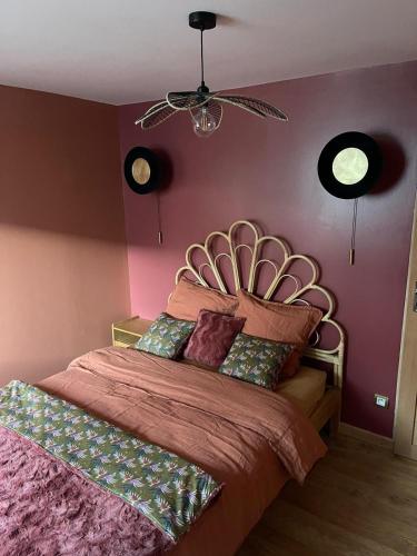 een slaapkamer met een bed met een groot hoofdeinde bij Chambre avec entrée privée in Saint-Renan