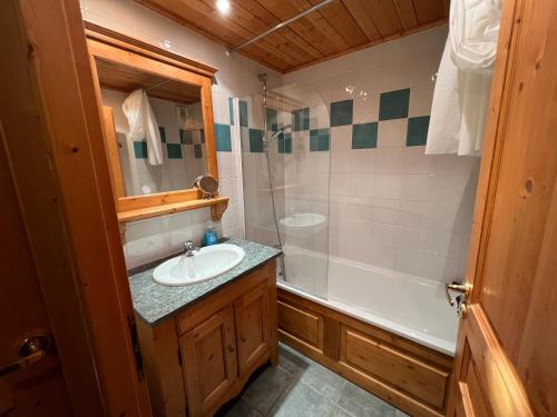 La salle de bains est pourvue d'un lavabo, d'une douche et d'une baignoire. dans l'établissement Plagne Villages, Charmante Résidence de Tourisme 4 Etoiles, à Plagne Villages