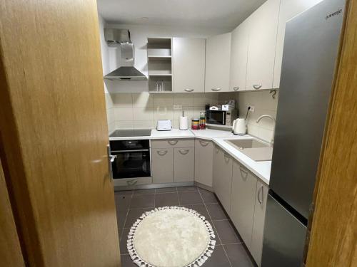Kuchyň nebo kuchyňský kout v ubytování Apartmani Marčetić