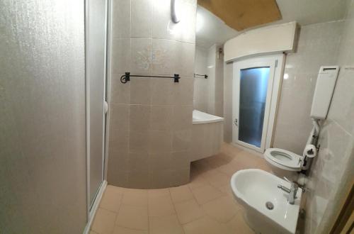 Bilik mandi di hotel Bologna