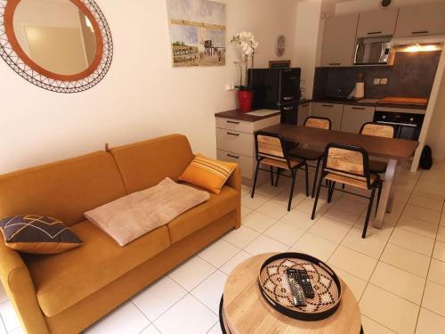 un salon avec un canapé et une table dans l'établissement LE PIERANI - A 90m de la mer, à Saint-Hilaire-de-Talmont