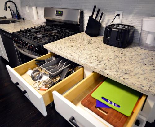 Cucina o angolo cottura di Modern Two Bedroom Condo - Boston