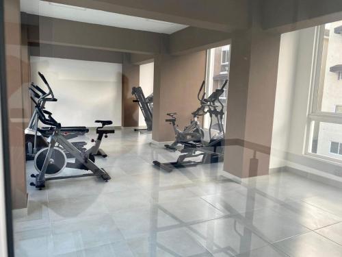 um ginásio com várias bicicletas de exercício numa sala em Apartamento Esme em Santo Domingo