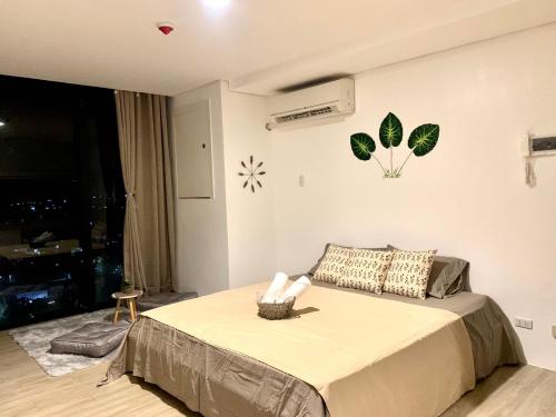 um quarto com uma cama num quarto em Condo in Cebu City Meridian with Netflix and WIFI, near Ayala and IT Park U03 em Cebu