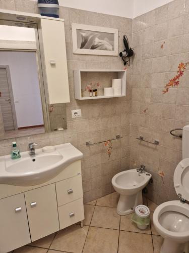 a bathroom with a sink and a toilet at La Casa sull'argine in Sarzana