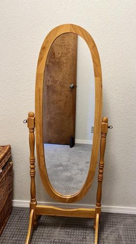 a wooden mirror on a stand in a room at Leah's Homestay in Hoquiam in Hoquiam