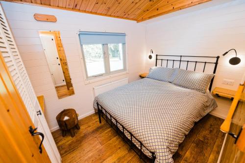 1 dormitorio con cama y ventana en Low Moor Lodge en Scarborough