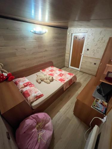 Habitación pequeña con cama y espejo. en Къща за гости Голямо Дряново, en Golyamo Dryanovo