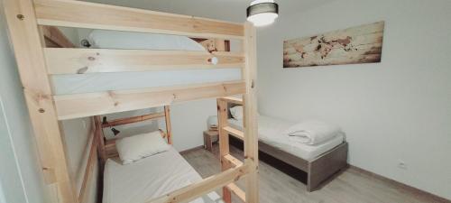 quelques lits superposés dans une chambre dans l'établissement T3 Savines le lac - 2 chambres et terrasse avec vue imprenable sur les montagnes !, à Savines