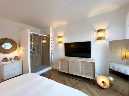 - une chambre avec un grand lit et une télévision dans l'établissement The View Rotonde, Amiens Hyper-centre, à Amiens