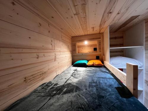 mały pokój z dwoma łóżkami w obiekcie Les appartements Makalu Val Thorens w Val Thorens
