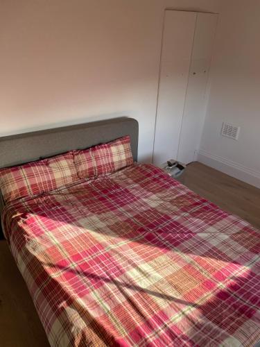 倫敦的住宿－81 st quintin avenue，床上有铺着铺着地毯的床