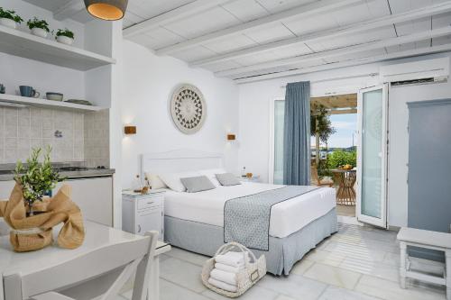 um quarto branco com uma cama e uma varanda em Kalergis Studios em Naxos Chora