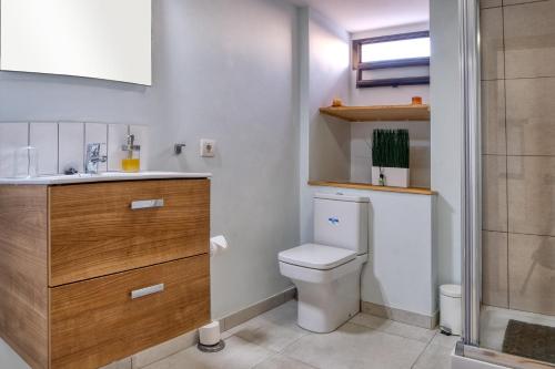 łazienka z toaletą, umywalką i prysznicem w obiekcie Studio Etna-near Playa Flamingo w mieście Playa Blanca
