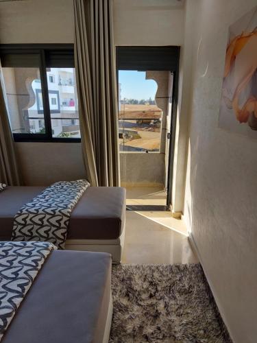 una camera con due letti e una finestra con vista di B&B DELUXE COMFORT a Fes