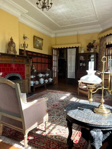 a living room with a table and a fireplace at Estancia Río Penitente in Villa Tehuelche 